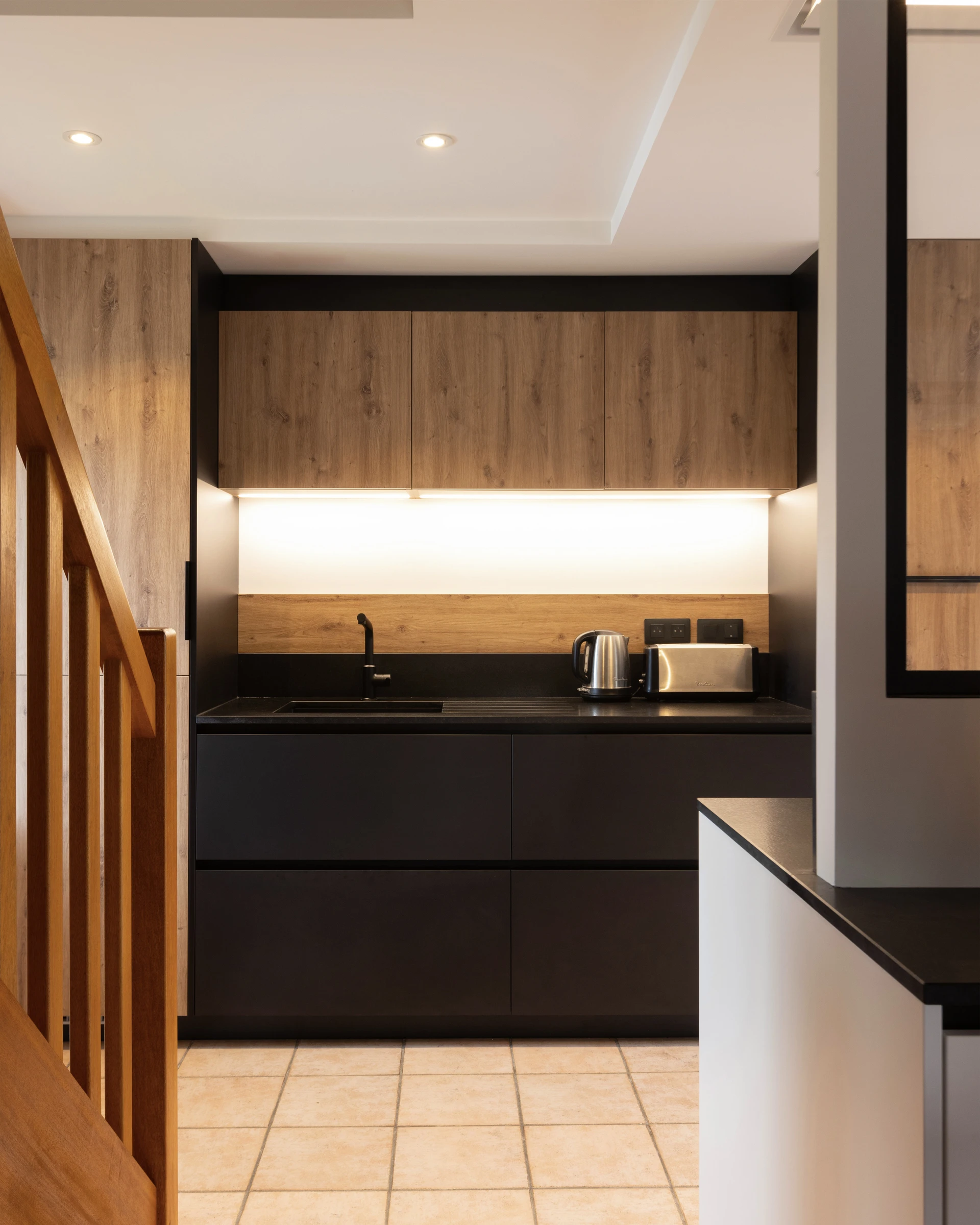 Cuisine ouverte sur le salon avec son mobilier