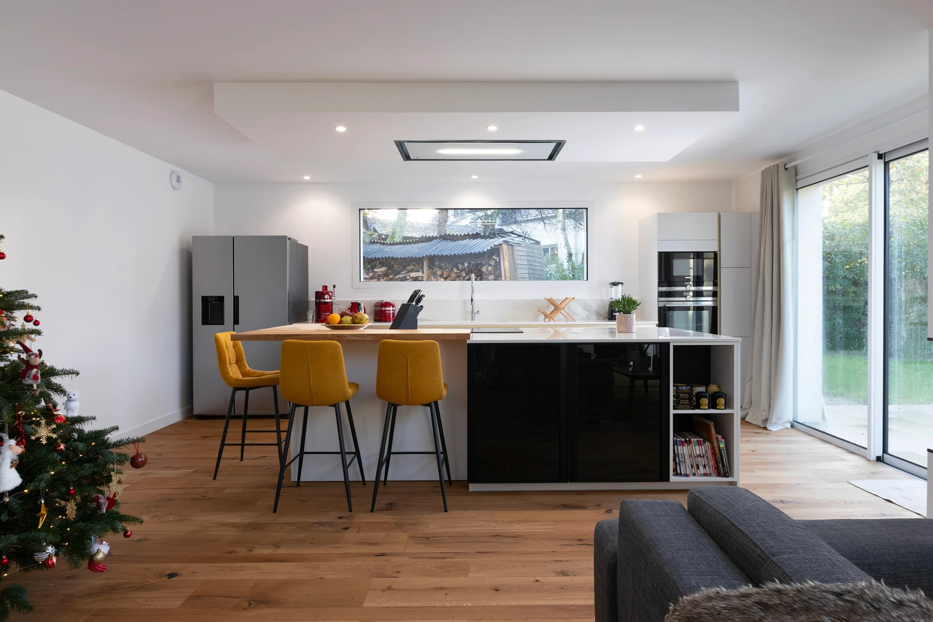 CUISINE OUVERTE AVEC TABOURETS