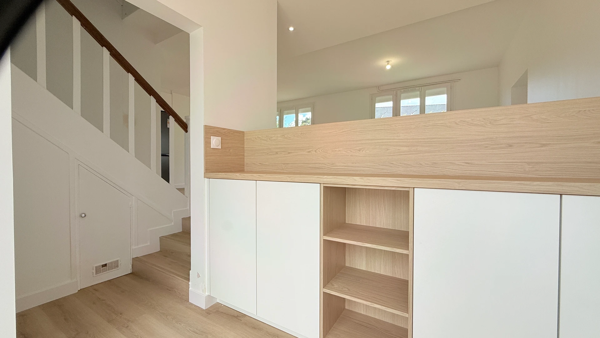 Agencement sur mesure bois et blanc.jpg Agencement sur mesure bois et blanc.jpg