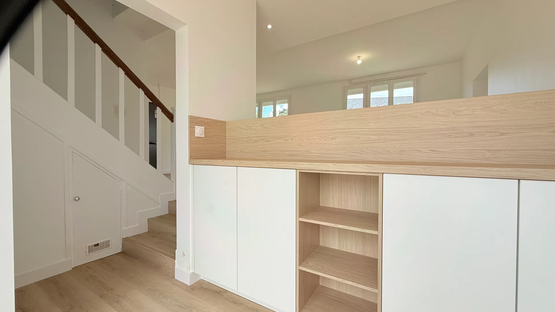 Agencement sur mesure bois et blanc.jpg Agencement sur mesure bois et blanc.jpg