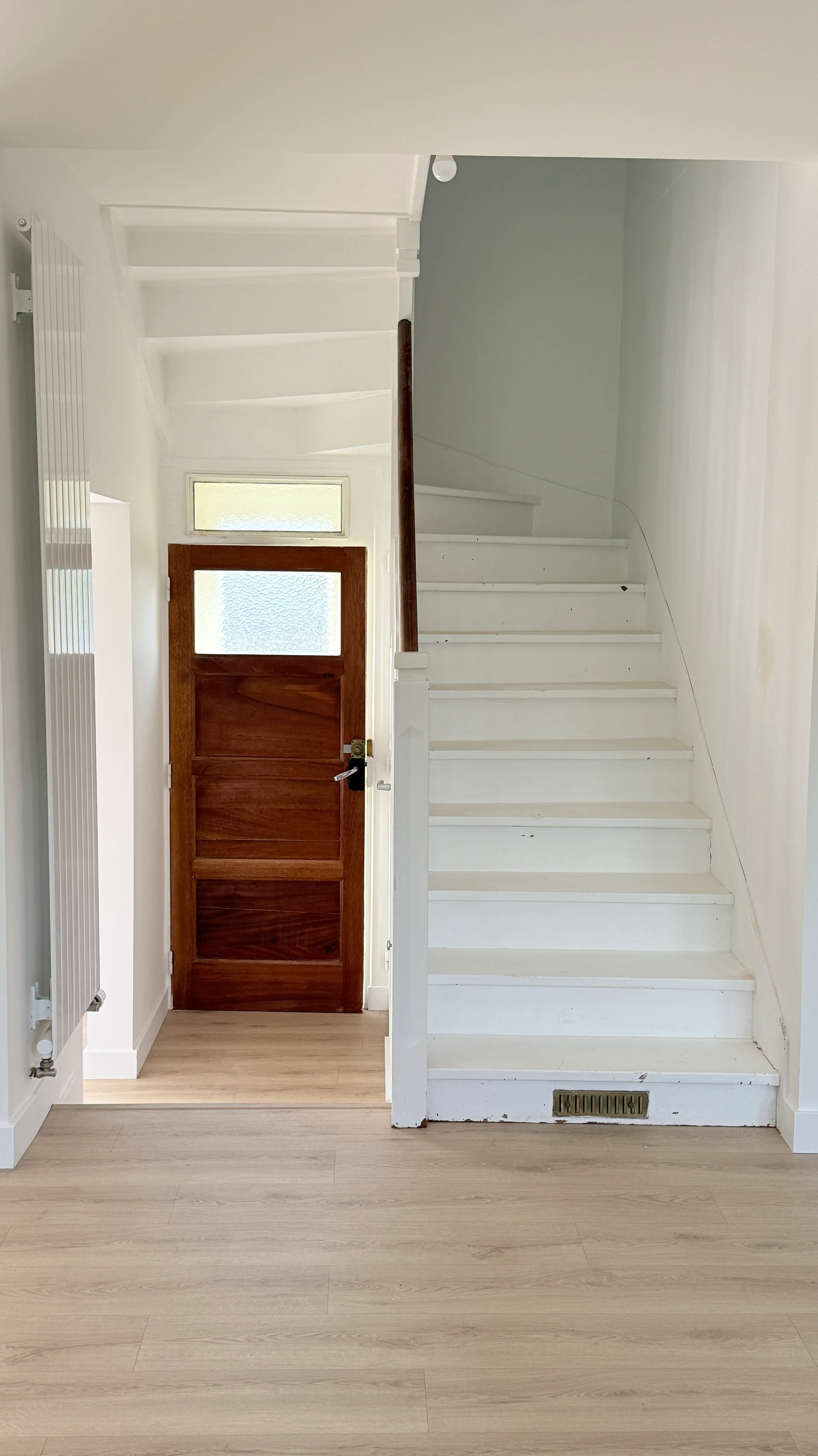 Escalier et entrée de la maison.jpg Escalier et entrée de la maison.jpg