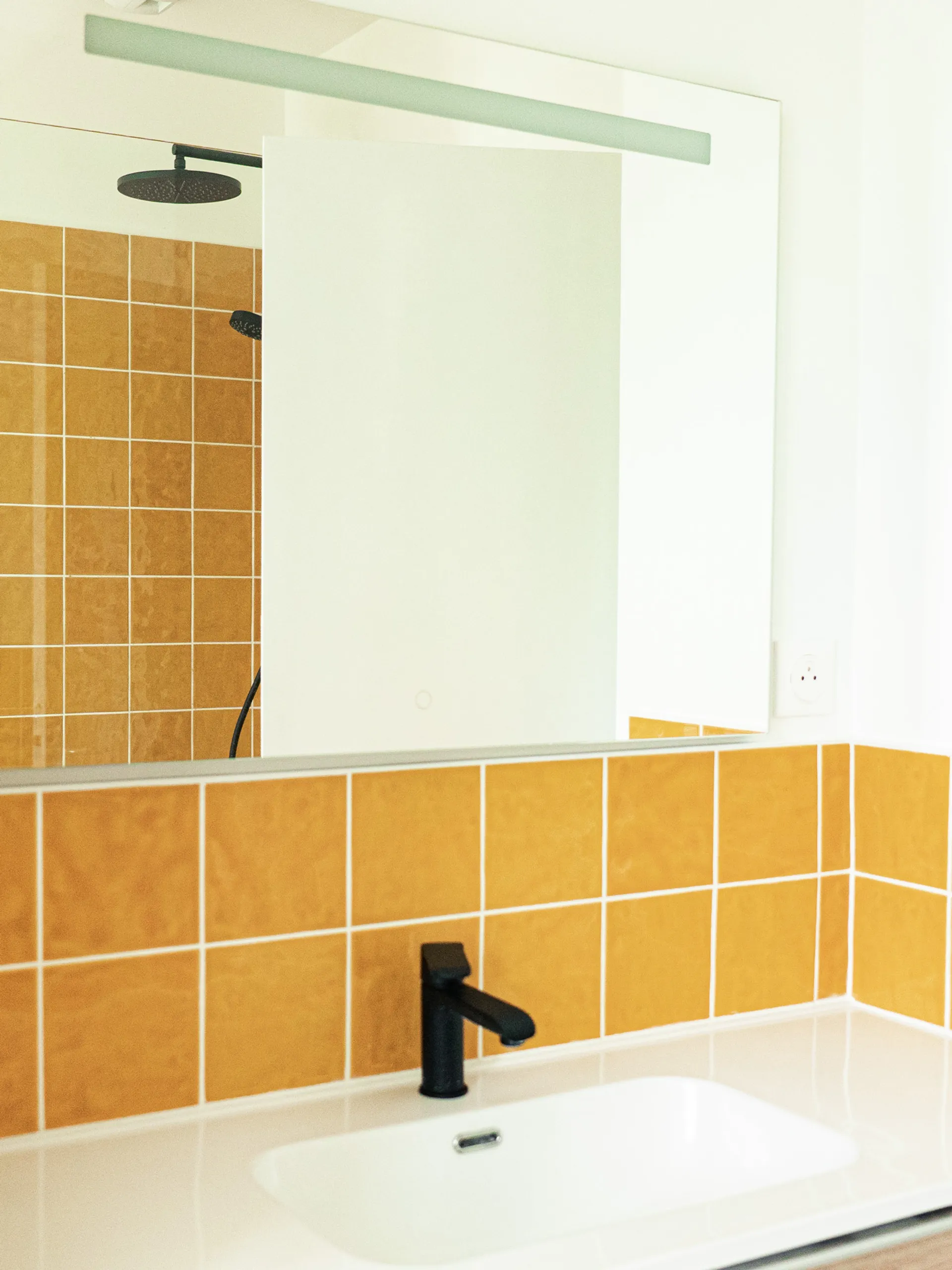 VASQUE INTEGRER AVEC MIROIR VASQUE INTEGRER AVEC MIROIR